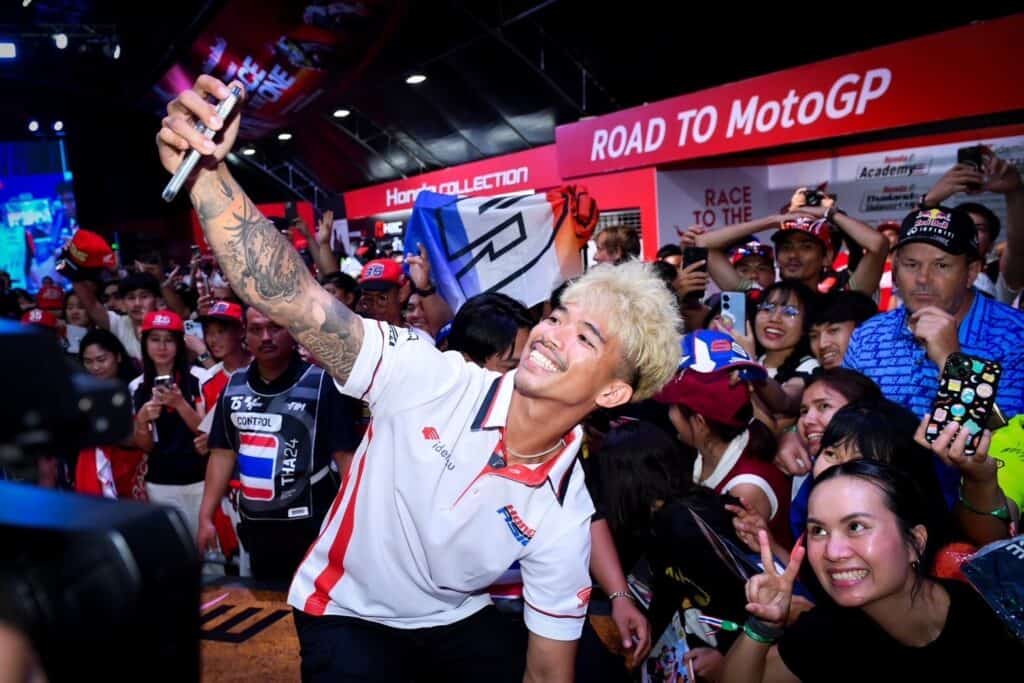 "ไทยฮอนด้า" เปิดประสบการณ์ Race to The One สุดพิเศษ Meet & Greet กระทบไหล่ ทัพนักแข่งฮอนด้า และขวัญใจนักบิดไทย "ก้อง-สมเกียรติ" และ "ก๊องส์-ธัชกร" ใน ไทยจีพี 2024 "ไทยฮอนด้า" เปิดประสบการณ์ Race to The One สุดพิเศษ Meet & Greet กระทบไหล่ ทัพนักแข่งฮอนด้า และขวัญใจนักบิดไทย "ก้อง-สมเกียรติ" และ "ก๊องส์-ธัชกร" ใน ไทยจีพี 2024