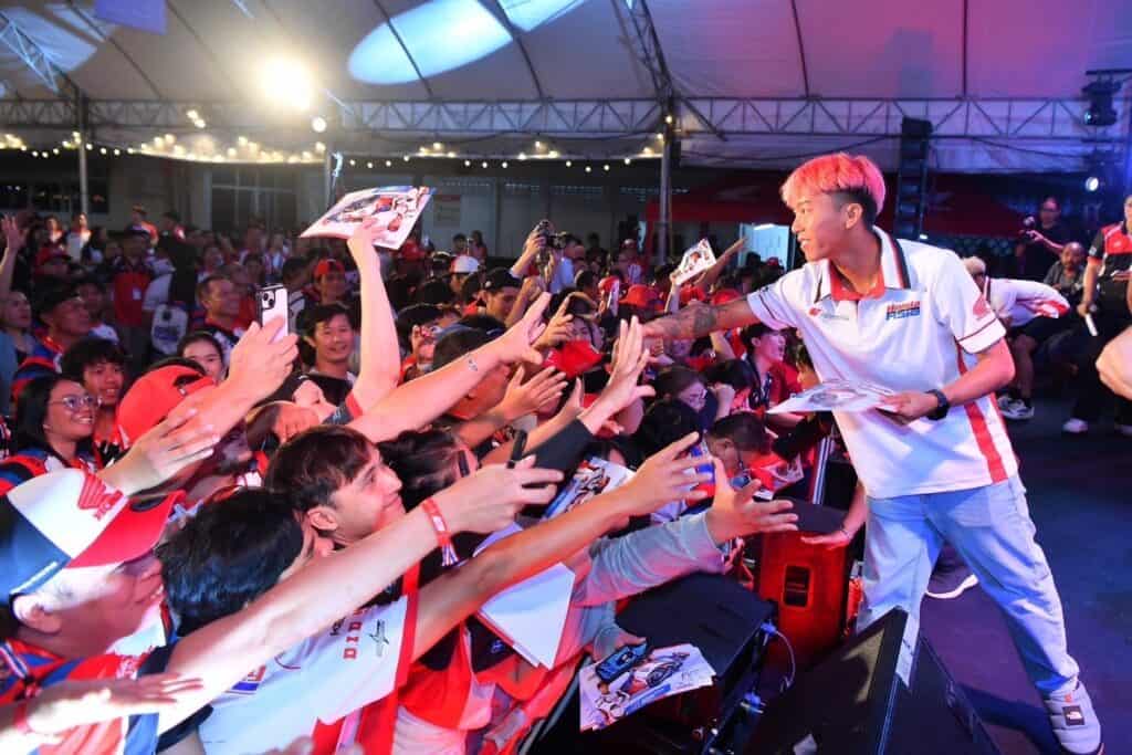 "ไทยฮอนด้า" เปิดประสบการณ์ Race to The One สุดพิเศษ Meet & Greet กระทบไหล่ ทัพนักแข่งฮอนด้า และขวัญใจนักบิดไทย "ก้อง-สมเกียรติ" และ "ก๊องส์-ธัชกร" ใน ไทยจีพี 2024 "ไทยฮอนด้า" เปิดประสบการณ์ Race to The One สุดพิเศษ Meet & Greet กระทบไหล่ ทัพนักแข่งฮอนด้า และขวัญใจนักบิดไทย "ก้อง-สมเกียรติ" และ "ก๊องส์-ธัชกร" ใน ไทยจีพี 2024