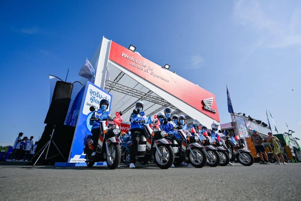 “ไทยฮอนด้า” ต้อนรับแฟนๆ มอเตอร์สปอร์ต สัมผัสนวัตกรรมรถจักรยานยนต์ไฟฟ้า Honda Benly e: บริการรับ-ส่ง ผู้เข้าชมบริเวณทางเข้า “Welcome area EV Station” ไทยจีพี 2024 “ไทยฮอนด้า” ต้อนรับแฟนๆ มอเตอร์สปอร์ต สัมผัสนวัตกรรมรถจักรยานยนต์ไฟฟ้า Honda Benly e: บริการรับ-ส่ง ผู้เข้าชมบริเวณทางเข้า “Welcome area EV Station” ไทยจีพี 2024