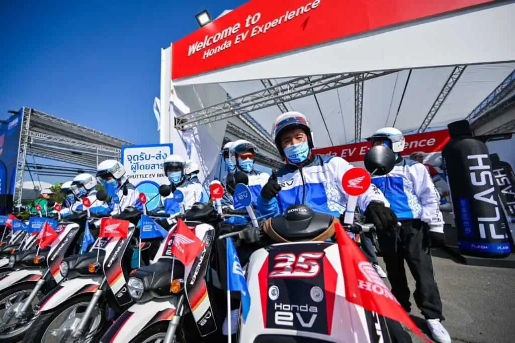 “ไทยฮอนด้า” ต้อนรับแฟนๆ มอเตอร์สปอร์ต สัมผัสนวัตกรรมรถจักรยานยนต์ไฟฟ้า Honda Benly e: บริการรับ-ส่ง ผู้เข้าชมบริเวณทางเข้า “Welcome area EV Station” ไทยจีพี 2024 