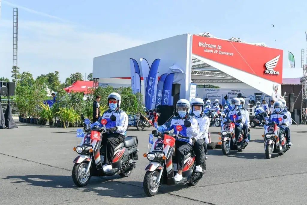 “ไทยฮอนด้า” ต้อนรับแฟนๆ มอเตอร์สปอร์ต สัมผัสนวัตกรรมรถจักรยานยนต์ไฟฟ้า Honda Benly e: บริการรับ-ส่ง ผู้เข้าชมบริเวณทางเข้า “Welcome area EV Station” ไทยจีพี 2024 