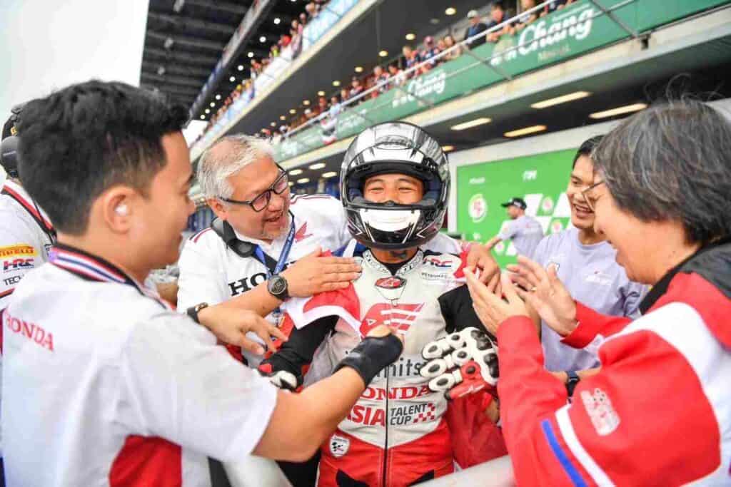 “ไม้คิว-เกียรติศักดิ์” ดาวรุ่งไทย “ฮอนด้า เรซ ทู เดอะ ดรีม” คว้าโพเดียม “เอเชีย ทาเลนต์” ที่ บุรีรัมย์ “ไม้คิว-เกียรติศักดิ์” ดาวรุ่งไทย “ฮอนด้า เรซ ทู เดอะ ดรีม” คว้าโพเดียม “เอเชีย ทาเลนต์” ที่ บุรีรัมย์