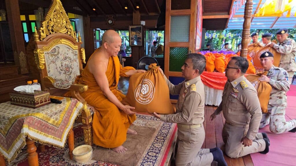 มูลนิธิอาสาเพื่อนพึ่ง (ภาฯ) ยามยาก สภากาชาดไทย เชิญถุงยังชีพพระราชทานมอบให้แก่ประชาชนที่ประสบอุทกภัยในพื้นที่จังหวัดลำพูน จำนวน 4,200 ถุง มูลนิธิอาสาเพื่อนพึ่ง (ภาฯ) ยามยาก สภากาชาดไทย เชิญถุงยังชีพพระราชทานมอบให้แก่ประชาชนที่ประสบอุทกภัยในพื้นที่จังหวัดลำพูน จำนวน 4,200 ถุง