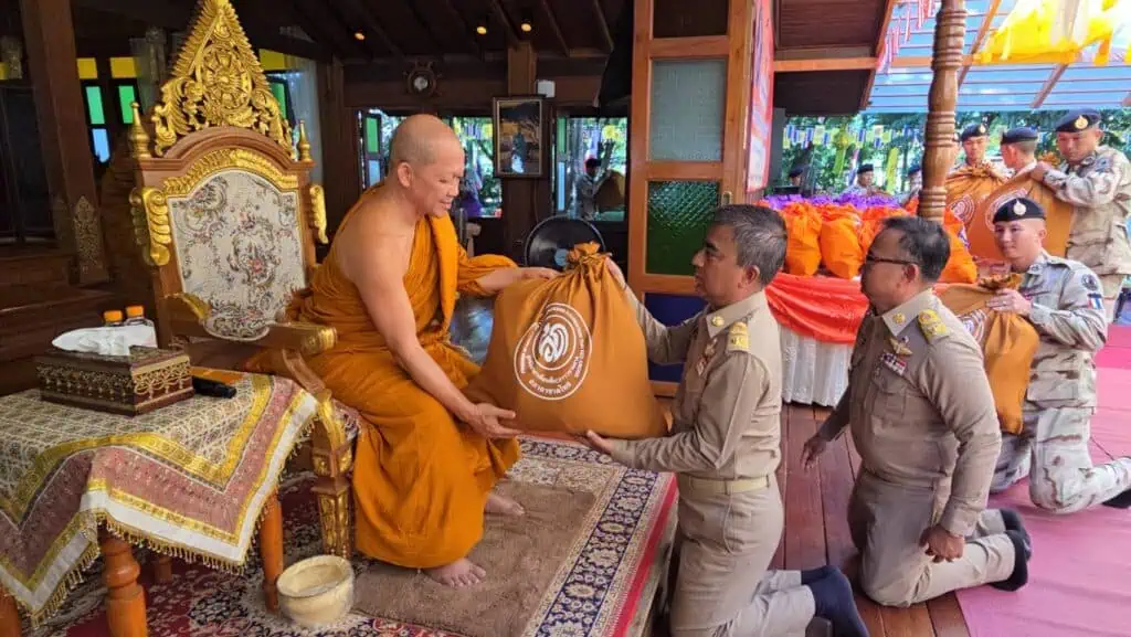 มูลนิธิอาสาเพื่อนพึ่ง (ภาฯ) ยามยาก สภากาชาดไทย เชิญถุงยังชีพพระราชทานมอบให้แก่ประชาชนที่ประสบอุทกภัยในพื้นที่จังหวัดลำพูน จำนวน 4,200 ถุง