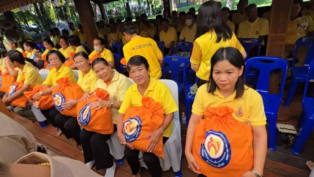 มูลนิธิอาสาเพื่อนพึ่ง (ภาฯ) ยามยาก สภากาชาดไทย เชิญถุงยังชีพพระราชทานมอบให้แก่ประชาชนที่ประสบอุทกภัยในพื้นที่จังหวัดลำพูน จำนวน 4,200 ถุง