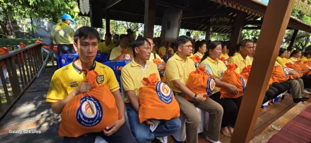 มูลนิธิอาสาเพื่อนพึ่ง (ภาฯ) ยามยาก สภากาชาดไทย เชิญถุงยังชีพพระราชทานมอบให้แก่ประชาชนที่ประสบอุทกภัยในพื้นที่จังหวัดลำพูน จำนวน 4,200 ถุง