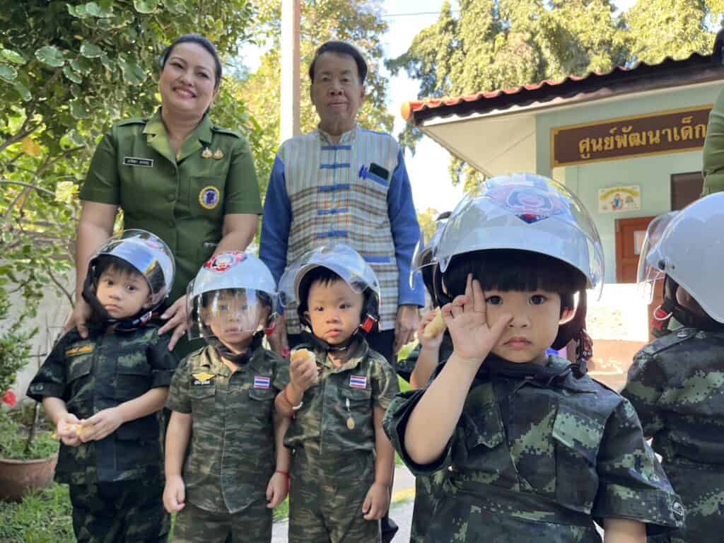 มูลนิธิเมาไม่ขับ ร่วมกับ มทบ.32 และ อบต.พิชัย มอบหมวกนิรภัยเสริมสร้างความปลอดภัยให้นักเรียนศูนย์เด็กเล็ก ค่ายสุรศักดิ์มนตรีจังหวัดลำปาง มูลนิธิเมาไม่ขับ ร่วมกับ มทบ.32 และ อบต.พิชัย มอบหมวกนิรภัยเสริมสร้างความปลอดภัยให้นักเรียนศูนย์เด็กเล็ก ค่ายสุรศักดิ์มนตรีจังหวัดลำปาง