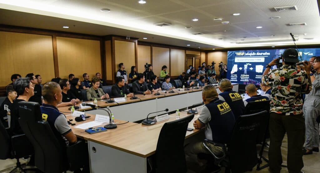 สอบสวนกลาง จับมือ AIS ยกระดับเดินหน้าภารกิจป้องกันประชาชน เปิดบริการ *1185# ”แจ้งอุ่นใจ ตัดสายโจร“ กดแจ้งเบอร์โทรมิจฉาชีพได้ทันทีหลังวางสายเพื่อติดตาม ตรวจสอบ บล็อก และดำเนินคดีตามกฎหมายขั้นสูงสุด สอบสวนกลาง จับมือ AIS ยกระดับเดินหน้าภารกิจป้องกันประชาชน เปิดบริการ *1185# ”แจ้งอุ่นใจ ตัดสายโจร“ กดแจ้งเบอร์โทรมิจฉาชีพได้ทันทีหลังวางสายเพื่อติดตาม ตรวจสอบ บล็อก และดำเนินคดีตามกฎหมายขั้นสูงสุด