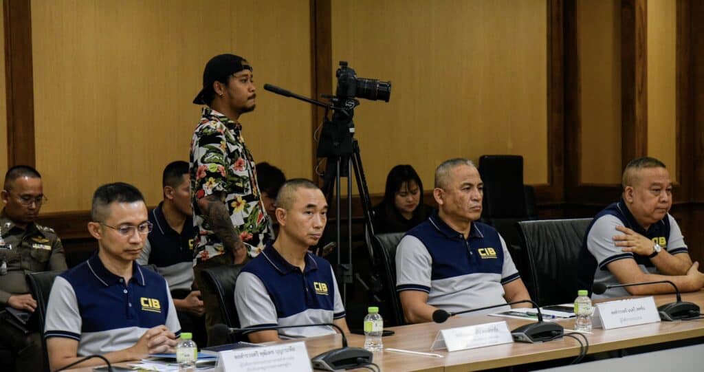 สอบสวนกลาง จับมือ AIS ยกระดับเดินหน้าภารกิจป้องกันประชาชน เปิดบริการ *1185# ”แจ้งอุ่นใจ ตัดสายโจร“ กดแจ้งเบอร์โทรมิจฉาชีพได้ทันทีหลังวางสายเพื่อติดตาม ตรวจสอบ บล็อก และดำเนินคดีตามกฎหมายขั้นสูงสุด สอบสวนกลาง จับมือ AIS ยกระดับเดินหน้าภารกิจป้องกันประชาชน เปิดบริการ *1185# ”แจ้งอุ่นใจ ตัดสายโจร“ กดแจ้งเบอร์โทรมิจฉาชีพได้ทันทีหลังวางสายเพื่อติดตาม ตรวจสอบ บล็อก และดำเนินคดีตามกฎหมายขั้นสูงสุด