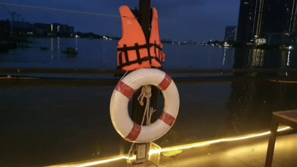 เลี้ยงขอบคุณ "รองแม็ค" นักการเมือง ฮีโร่ ช่วยชีวิตลูกค้าสาวพลัดตกน้ำ เลี้ยงขอบคุณ "รองแม็ค" นักการเมือง ฮีโร่ ช่วยชีวิตลูกค้าสาวพลัดตกน้ำ