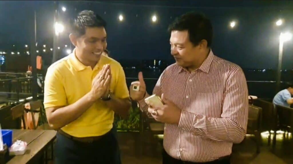 เลี้ยงขอบคุณ "รองแม็ค" นักการเมือง ฮีโร่ ช่วยชีวิตลูกค้าสาวพลัดตกน้ำ เลี้ยงขอบคุณ "รองแม็ค" นักการเมือง ฮีโร่ ช่วยชีวิตลูกค้าสาวพลัดตกน้ำ