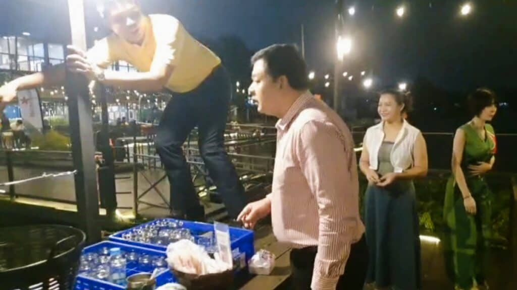 เลี้ยงขอบคุณ "รองแม็ค" นักการเมือง ฮีโร่ ช่วยชีวิตลูกค้าสาวพลัดตกน้ำ เลี้ยงขอบคุณ "รองแม็ค" นักการเมือง ฮีโร่ ช่วยชีวิตลูกค้าสาวพลัดตกน้ำ