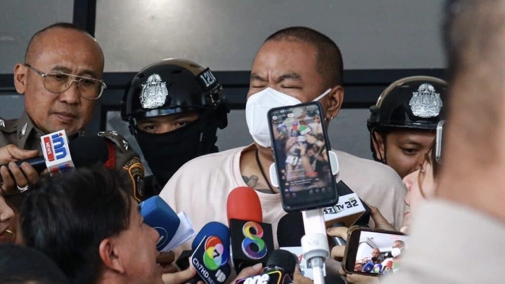 ตำรวจคุมตัวมือทำร้ายร่างกาย ‘ธรรมราช’ ส่งสน.พหลโยธิน เจ้าตัวอ้างไม่พอใจเรื่องพาดพิงศาสนา ขณะที่ ’ธรรมราช’ ไม่ปักใจเชื่อ ยัน เอาเรื่องให้ถึงที่สุด ไม่มียอมความ ตำรวจคุมตัวมือทำร้ายร่างกาย ‘ธรรมราช’ ส่งสน.พหลโยธิน เจ้าตัวอ้างไม่พอใจเรื่องพาดพิงศาสนา ขณะที่ ’ธรรมราช’ ไม่ปักใจเชื่อ ยัน เอาเรื่องให้ถึงที่สุด ไม่มียอมความ