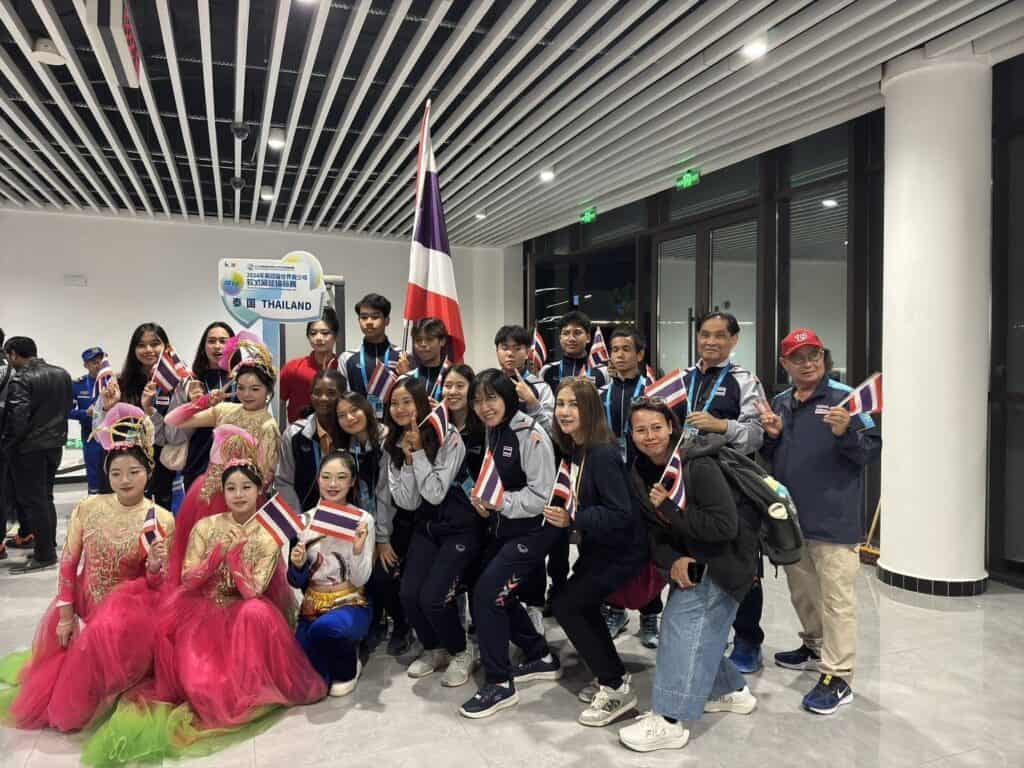 นายบรรลือชัย ผิวสานต์นายกสมาคมกีฬาซอฟท์เทนนิสแห่งประเทศไทยและนักกีฬาเยาวชนซอฟท์เทนนิสทีมชาติไทยนำธงชาติไทยโบกสะบัดในพิธีเปิดการแข่งขันซอฟท์เทนนิส เมืองจิงฮาน มณฑลหูเป่ย สาธารณรัฐประชาชนจีน นายบรรลือชัย ผิวสานต์นายกสมาคมกีฬาซอฟท์เทนนิสแห่งประเทศไทยและนักกีฬาเยาวชนซอฟท์เทนนิสทีมชาติไทยนำธงชาติไทยโบกสะบัดในพิธีเปิดการแข่งขันซอฟท์เทนนิส เมืองจิงฮาน มณฑลหูเป่ย สาธารณรัฐประชาชนจีน