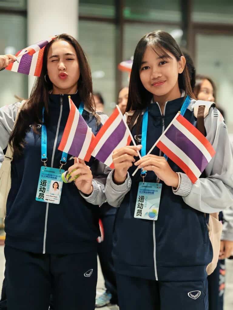 นายบรรลือชัย ผิวสานต์นายกสมาคมกีฬาซอฟท์เทนนิสแห่งประเทศไทยและนักกีฬาเยาวชนซอฟท์เทนนิสทีมชาติไทยนำธงชาติไทยโบกสะบัดในพิธีเปิดการแข่งขันซอฟท์เทนนิส เมืองจิงฮาน มณฑลหูเป่ย สาธารณรัฐประชาชนจีน นายบรรลือชัย ผิวสานต์นายกสมาคมกีฬาซอฟท์เทนนิสแห่งประเทศไทยและนักกีฬาเยาวชนซอฟท์เทนนิสทีมชาติไทยนำธงชาติไทยโบกสะบัดในพิธีเปิดการแข่งขันซอฟท์เทนนิส เมืองจิงฮาน มณฑลหูเป่ย สาธารณรัฐประชาชนจีน