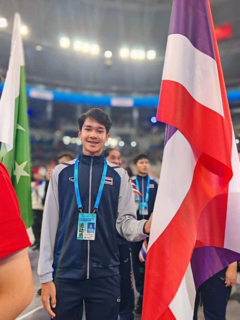 นายบรรลือชัย ผิวสานต์นายกสมาคมกีฬาซอฟท์เทนนิสแห่งประเทศไทยและนักกีฬาเยาวชนซอฟท์เทนนิสทีมชาติไทยนำธงชาติไทยโบกสะบัดในพิธีเปิดการแข่งขันซอฟท์เทนนิส เมืองจิงฮาน มณฑลหูเป่ย สาธารณรัฐประชาชนจีน นายบรรลือชัย ผิวสานต์นายกสมาคมกีฬาซอฟท์เทนนิสแห่งประเทศไทยและนักกีฬาเยาวชนซอฟท์เทนนิสทีมชาติไทยนำธงชาติไทยโบกสะบัดในพิธีเปิดการแข่งขันซอฟท์เทนนิส เมืองจิงฮาน มณฑลหูเป่ย สาธารณรัฐประชาชนจีน