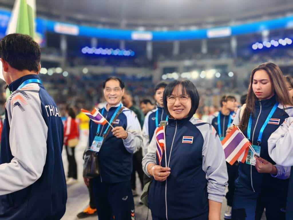 นายบรรลือชัย ผิวสานต์นายกสมาคมกีฬาซอฟท์เทนนิสแห่งประเทศไทยและนักกีฬาเยาวชนซอฟท์เทนนิสทีมชาติไทยนำธงชาติไทยโบกสะบัดในพิธีเปิดการแข่งขันซอฟท์เทนนิส เมืองจิงฮาน มณฑลหูเป่ย สาธารณรัฐประชาชนจีน นายบรรลือชัย ผิวสานต์นายกสมาคมกีฬาซอฟท์เทนนิสแห่งประเทศไทยและนักกีฬาเยาวชนซอฟท์เทนนิสทีมชาติไทยนำธงชาติไทยโบกสะบัดในพิธีเปิดการแข่งขันซอฟท์เทนนิส เมืองจิงฮาน มณฑลหูเป่ย สาธารณรัฐประชาชนจีน