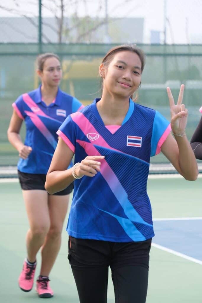 นายบรรลือชัย ผิวสานต์นายกสมาคมกีฬาซอฟท์เทนนิสแห่งประเทศไทยและนักกีฬาเยาวชนซอฟท์เทนนิสทีมชาติไทยนำธงชาติไทยโบกสะบัดในพิธีเปิดการแข่งขันซอฟท์เทนนิส เมืองจิงฮาน มณฑลหูเป่ย สาธารณรัฐประชาชนจีน นายบรรลือชัย ผิวสานต์นายกสมาคมกีฬาซอฟท์เทนนิสแห่งประเทศไทยและนักกีฬาเยาวชนซอฟท์เทนนิสทีมชาติไทยนำธงชาติไทยโบกสะบัดในพิธีเปิดการแข่งขันซอฟท์เทนนิส เมืองจิงฮาน มณฑลหูเป่ย สาธารณรัฐประชาชนจีน