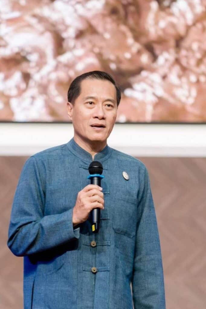 นายวีระศักดิ์ โควสุรัตน์ อดีตรัฐมนตรีว่าการกระทรวงการท่องเที่ยวและกีฬาปาฐกถานำ เรื่อง "การสร้างความพร้อมและการส่งเสริมการท่องเที่ยว นายวีระศักดิ์ โควสุรัตน์ อดีตรัฐมนตรีว่าการกระทรวงการท่องเที่ยวและกีฬาปาฐกถานำ เรื่อง "การสร้างความพร้อมและการส่งเสริมการท่องเที่ยว