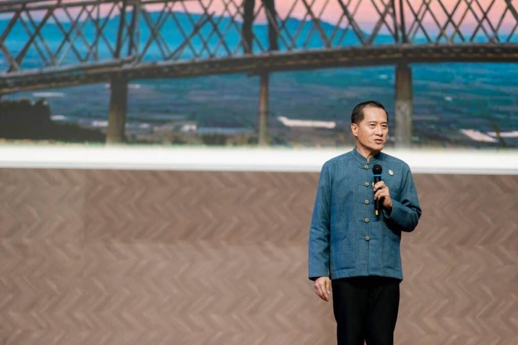 นายวีระศักดิ์ โควสุรัตน์ อดีตรัฐมนตรีว่าการกระทรวงการท่องเที่ยวและกีฬาปาฐกถานำ เรื่อง "การสร้างความพร้อมและการส่งเสริมการท่องเที่ยว นายวีระศักดิ์ โควสุรัตน์ อดีตรัฐมนตรีว่าการกระทรวงการท่องเที่ยวและกีฬาปาฐกถานำ เรื่อง "การสร้างความพร้อมและการส่งเสริมการท่องเที่ยว