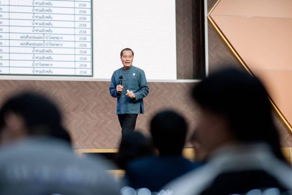 นายวีระศักดิ์ โควสุรัตน์ อดีตรัฐมนตรีว่าการกระทรวงการท่องเที่ยวและกีฬาปาฐกถานำ เรื่อง "การสร้างความพร้อมและการส่งเสริมการท่องเที่ยว นายวีระศักดิ์ โควสุรัตน์ อดีตรัฐมนตรีว่าการกระทรวงการท่องเที่ยวและกีฬาปาฐกถานำ เรื่อง "การสร้างความพร้อมและการส่งเสริมการท่องเที่ยว