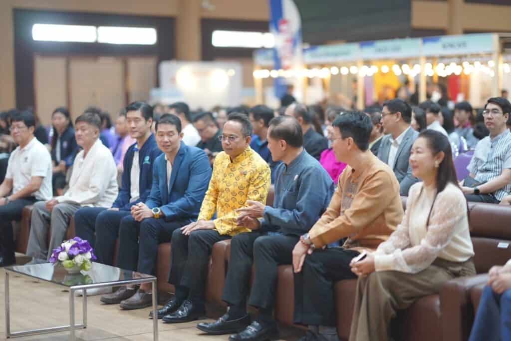 นายวีระศักดิ์ โควสุรัตน์ อดีตรัฐมนตรีว่าการกระทรวงการท่องเที่ยวและกีฬาปาฐกถานำ เรื่อง "การสร้างความพร้อมและการส่งเสริมการท่องเที่ยว นายวีระศักดิ์ โควสุรัตน์ อดีตรัฐมนตรีว่าการกระทรวงการท่องเที่ยวและกีฬาปาฐกถานำ เรื่อง "การสร้างความพร้อมและการส่งเสริมการท่องเที่ยว