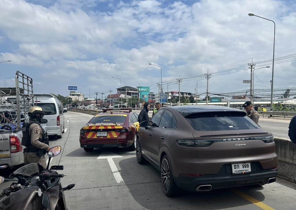 นาทีรวบ “ทนายตั้ม-เมีย” คุมตัวเข้ากองปราบ นาทีรวบ “ทนายตั้ม-เมีย” คุมตัวเข้ากองปราบ