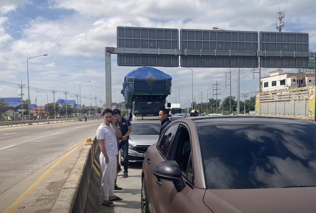 นาทีรวบ “ทนายตั้ม-เมีย” คุมตัวเข้ากองปราบ นาทีรวบ “ทนายตั้ม-เมีย” คุมตัวเข้ากองปราบ