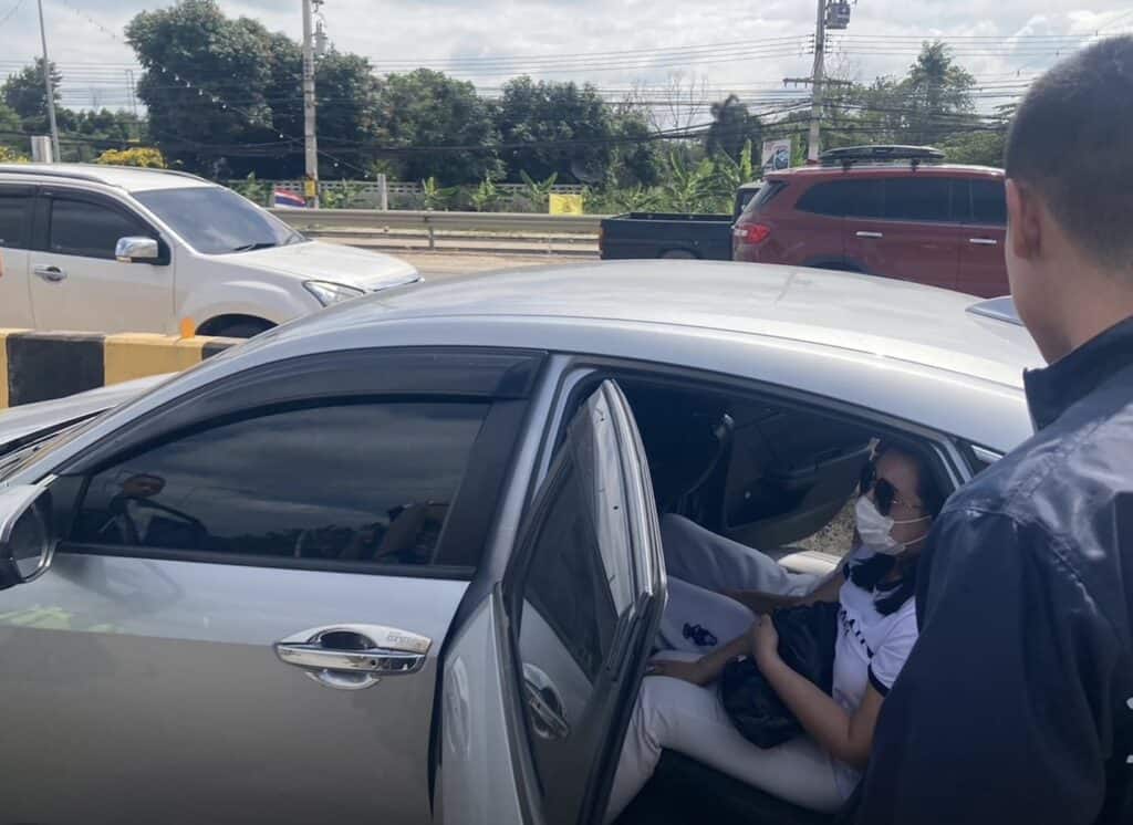 นาทีรวบ “ทนายตั้ม-เมีย” คุมตัวเข้ากองปราบ นาทีรวบ “ทนายตั้ม-เมีย” คุมตัวเข้ากองปราบ