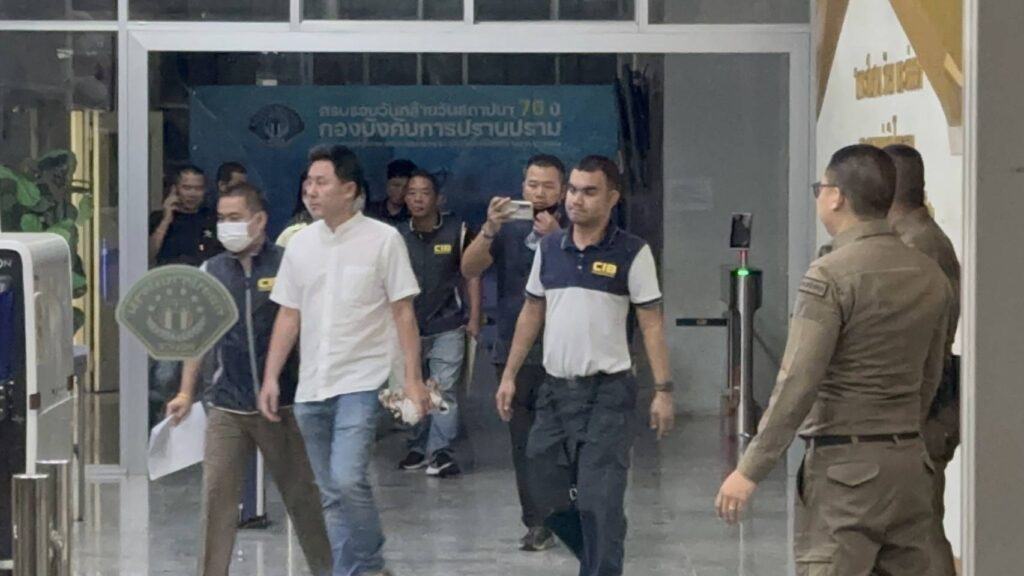 “ทนายตั้ม“และภรรยา เดินก้มหน้าเข้าห้องขัง หลังเจ้าหน้าที่สอบนาน 11 ชั่วโมง “ทนายตั้ม“และภรรยา เดินก้มหน้าเข้าห้องขัง หลังเจ้าหน้าที่สอบนาน 11 ชั่วโมง