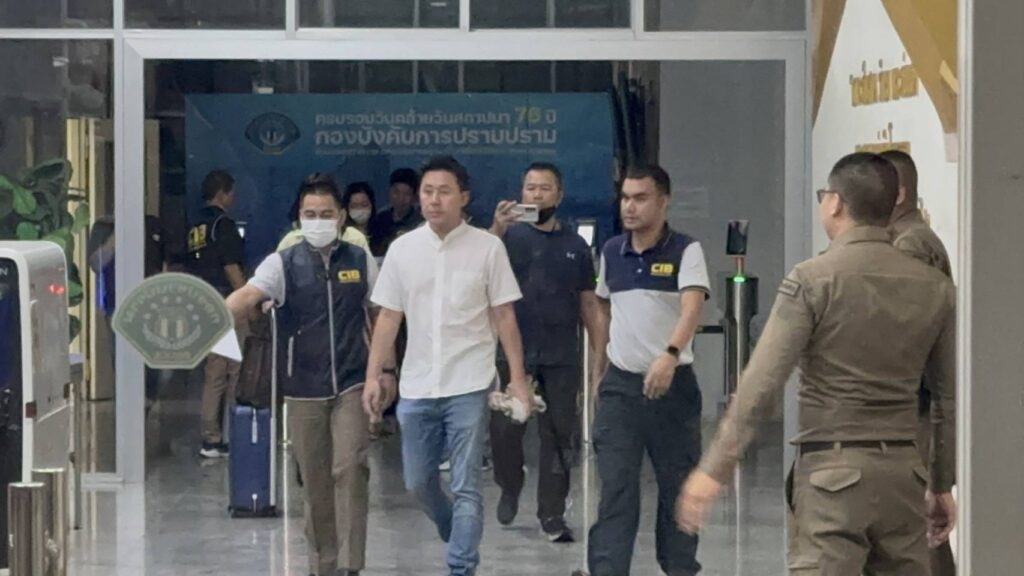 “ทนายตั้ม“และภรรยา เดินก้มหน้าเข้าห้องขัง หลังเจ้าหน้าที่สอบนาน 11 ชั่วโมง “ทนายตั้ม“และภรรยา เดินก้มหน้าเข้าห้องขัง หลังเจ้าหน้าที่สอบนาน 11 ชั่วโมง