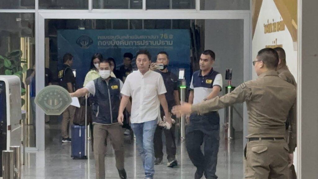 มื้อเช้า "ทนายตั้ม-เมีย" กินข้าวกะเพราไก่ไม่มีไข่ดาว ก่อนตร.หิ้วตัวฝากขังศาล มื้อเช้า "ทนายตั้ม-เมีย" กินข้าวกะเพราไก่ไม่มีไข่ดาว ก่อนตร.หิ้วตัวฝากขังศาล