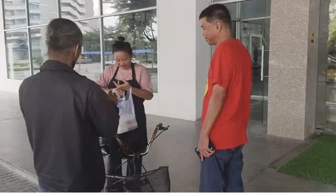 มื้อเช้า "ทนายตั้ม-เมีย" กินข้าวกะเพราไก่ไม่มีไข่ดาว ก่อนตร.หิ้วตัวฝากขังศาล มื้อเช้า "ทนายตั้ม-เมีย" กินข้าวกะเพราไก่ไม่มีไข่ดาว ก่อนตร.หิ้วตัวฝากขังศาล