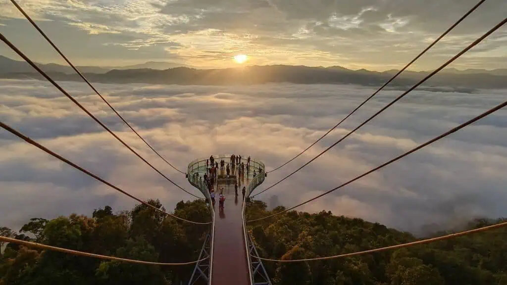 Sky Walk ทะเลหมอกอัยเยอร์เวง กลับมาคึกคักอีกครั้งนักท่องเที่ยวไทยต่างชาติแห่สัมผัสไอเย็น