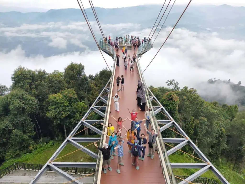 Sky Walk ทะเลหมอกอัยเยอร์เวง กลับมาคึกคักอีกครั้งนักท่องเที่ยวไทยต่างชาติแห่สัมผัสไอเย็น