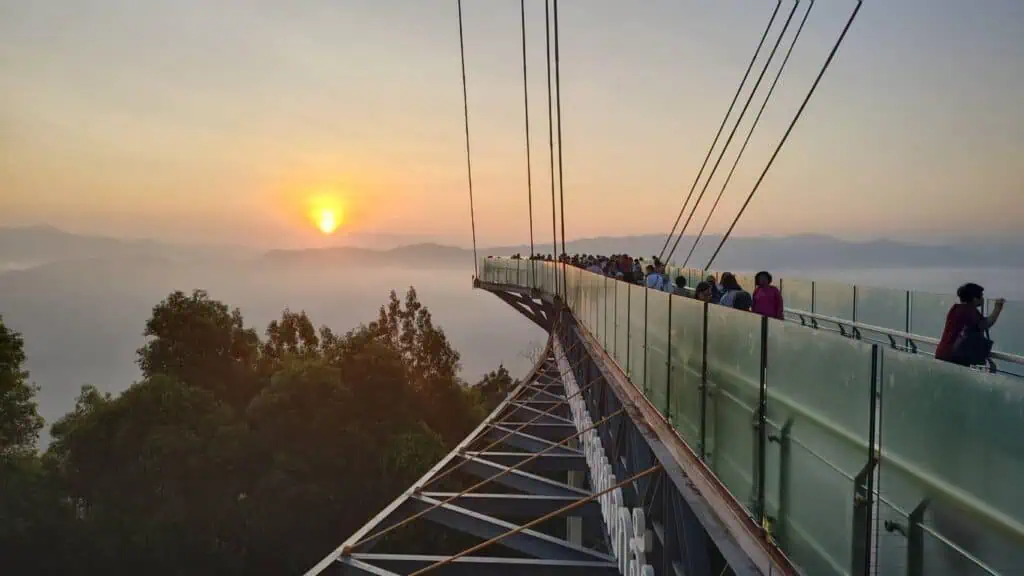 Sky Walk ทะเลหมอกอัยเยอร์เวง กลับมาคึกคักอีกครั้งนักท่องเที่ยวไทยต่างชาติแห่สัมผัสไอเย็น