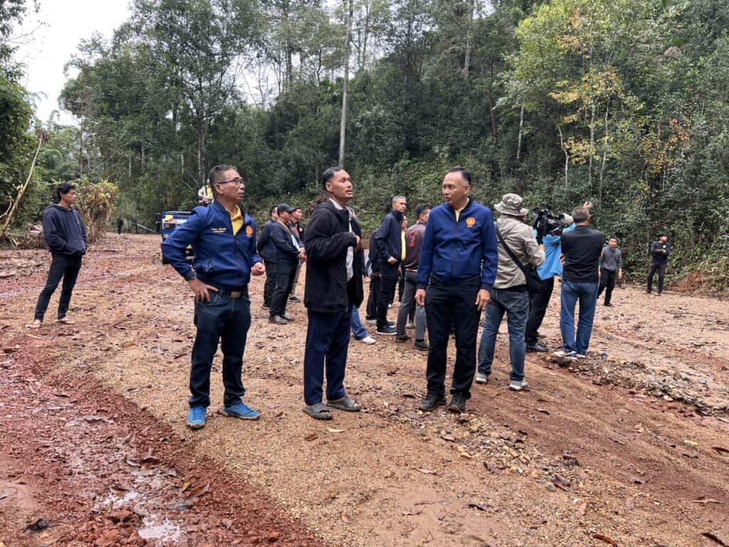 “สว.ชีวะภาพ” ประธาน กมธ.ทรัพยากร วุฒิสภา และคณะเตรียมผลักดันสร้างเกเบียน เพื่อเป็นปราการป้องกันภัยจากน้ำป่าไหลหลากและดินโคลนถล่ม หลังจากได้ลุยลงพื้นสำรวจความเสียหายของบ้านห้วยหินลาดใน เวียงป่าเป้า ที่เผชิญกับน้ำป่าไหลหลากหนักที่สุดในรอบ 100 ปี “สว.ชีวะภาพ” ประธาน กมธ.ทรัพยากร วุฒิสภา และคณะเตรียมผลักดันสร้างเกเบียน เพื่อเป็นปราการป้องกันภัยจากน้ำป่าไหลหลากและดินโคลนถล่ม หลังจากได้ลุยลงพื้นสำรวจความเสียหายของบ้านห้วยหินลาดใน เวียงป่าเป้า ที่เผชิญกับน้ำป่าไหลหลากหนักที่สุดในรอบ 100 ปี