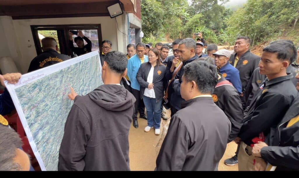 “สว.ชีวะภาพ” ประธาน กมธ.ทรัพยากร วุฒิสภา และคณะเตรียมผลักดันสร้างเกเบียน เพื่อเป็นปราการป้องกันภัยจากน้ำป่าไหลหลากและดินโคลนถล่ม หลังจากได้ลุยลงพื้นสำรวจความเสียหายของบ้านห้วยหินลาดใน เวียงป่าเป้า ที่เผชิญกับน้ำป่าไหลหลากหนักที่สุดในรอบ 100 ปี “สว.ชีวะภาพ” ประธาน กมธ.ทรัพยากร วุฒิสภา และคณะเตรียมผลักดันสร้างเกเบียน เพื่อเป็นปราการป้องกันภัยจากน้ำป่าไหลหลากและดินโคลนถล่ม หลังจากได้ลุยลงพื้นสำรวจความเสียหายของบ้านห้วยหินลาดใน เวียงป่าเป้า ที่เผชิญกับน้ำป่าไหลหลากหนักที่สุดในรอบ 100 ปี