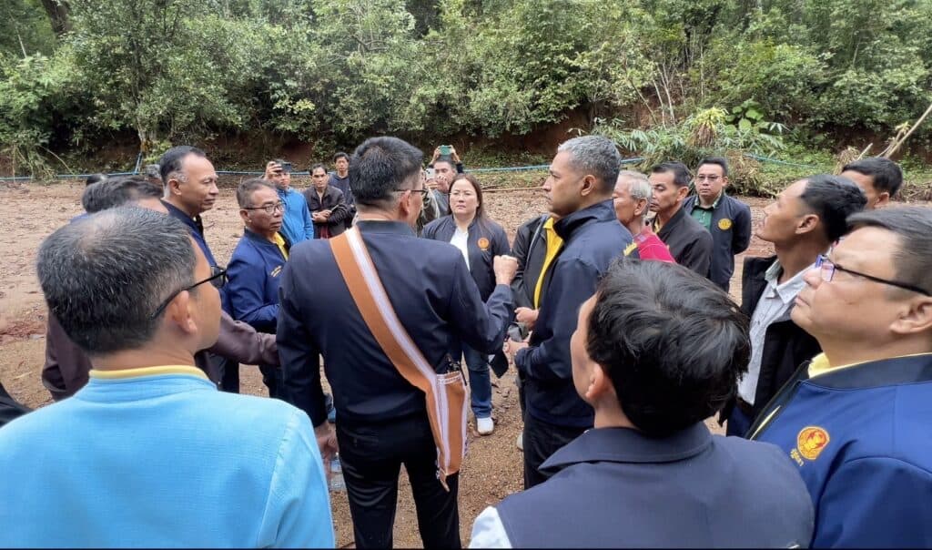 “สว.ชีวะภาพ” ประธาน กมธ.ทรัพยากร วุฒิสภา และคณะเตรียมผลักดันสร้างเกเบียน เพื่อเป็นปราการป้องกันภัยจากน้ำป่าไหลหลากและดินโคลนถล่ม หลังจากได้ลุยลงพื้นสำรวจความเสียหายของบ้านห้วยหินลาดใน เวียงป่าเป้า ที่เผชิญกับน้ำป่าไหลหลากหนักที่สุดในรอบ 100 ปี “สว.ชีวะภาพ” ประธาน กมธ.ทรัพยากร วุฒิสภา และคณะเตรียมผลักดันสร้างเกเบียน เพื่อเป็นปราการป้องกันภัยจากน้ำป่าไหลหลากและดินโคลนถล่ม หลังจากได้ลุยลงพื้นสำรวจความเสียหายของบ้านห้วยหินลาดใน เวียงป่าเป้า ที่เผชิญกับน้ำป่าไหลหลากหนักที่สุดในรอบ 100 ปี