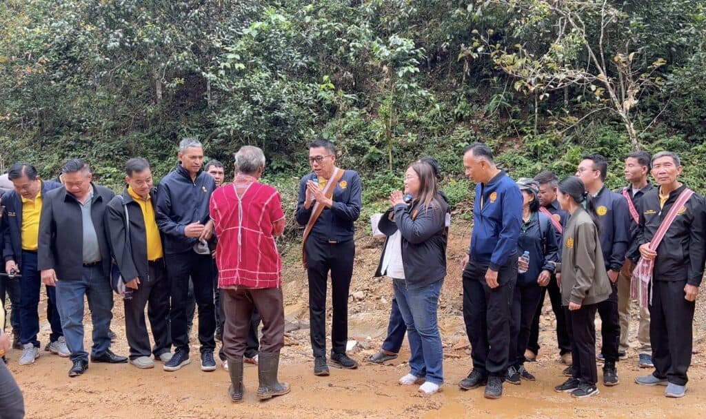“สว.ชีวะภาพ” ประธาน กมธ.ทรัพยากร วุฒิสภา และคณะเตรียมผลักดันสร้างเกเบียน เพื่อเป็นปราการป้องกันภัยจากน้ำป่าไหลหลากและดินโคลนถล่ม หลังจากได้ลุยลงพื้นสำรวจความเสียหายของบ้านห้วยหินลาดใน เวียงป่าเป้า ที่เผชิญกับน้ำป่าไหลหลากหนักที่สุดในรอบ 100 ปี “สว.ชีวะภาพ” ประธาน กมธ.ทรัพยากร วุฒิสภา และคณะเตรียมผลักดันสร้างเกเบียน เพื่อเป็นปราการป้องกันภัยจากน้ำป่าไหลหลากและดินโคลนถล่ม หลังจากได้ลุยลงพื้นสำรวจความเสียหายของบ้านห้วยหินลาดใน เวียงป่าเป้า ที่เผชิญกับน้ำป่าไหลหลากหนักที่สุดในรอบ 100 ปี
