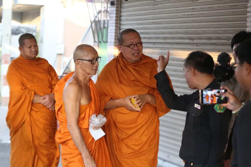 หลวงพี่น้ำฝน ประสาน กอ.รมน.นครปฐม ปกครองนครปฐม สน.พุทธนครปฐมบุกจับอีกแล้ว หลวงตา WFH แอบบวชนอนบ้าน ขับเก๋งบิณฑบาตรข้ามจังหวัด หลวงพี่น้ำฝน ประสาน กอ.รมน.นครปฐม ปกครองนครปฐม สน.พุทธนครปฐมบุกจับอีกแล้ว หลวงตา WFH แอบบวชนอนบ้าน ขับเก๋งบิณฑบาตรข้ามจังหวัด