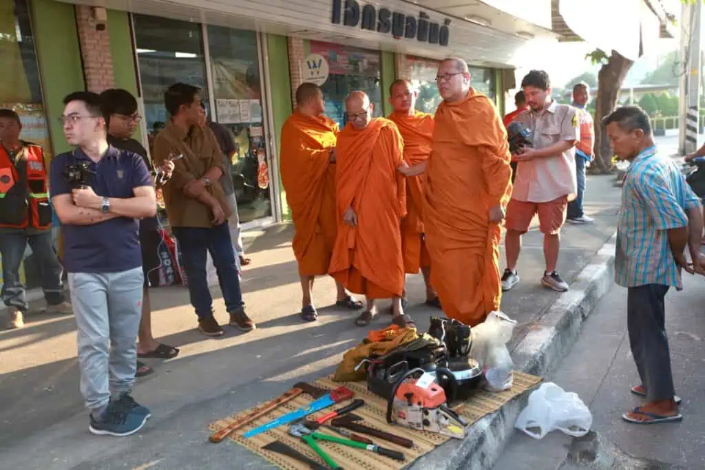 หลวงพี่น้ำฝน ประสาน กอ.รมน.นครปฐม ปกครองนครปฐม สน.พุทธนครปฐมบุกจับอีกแล้ว หลวงตา WFH แอบบวชนอนบ้าน ขับเก๋งบิณฑบาตรข้ามจังหวัด