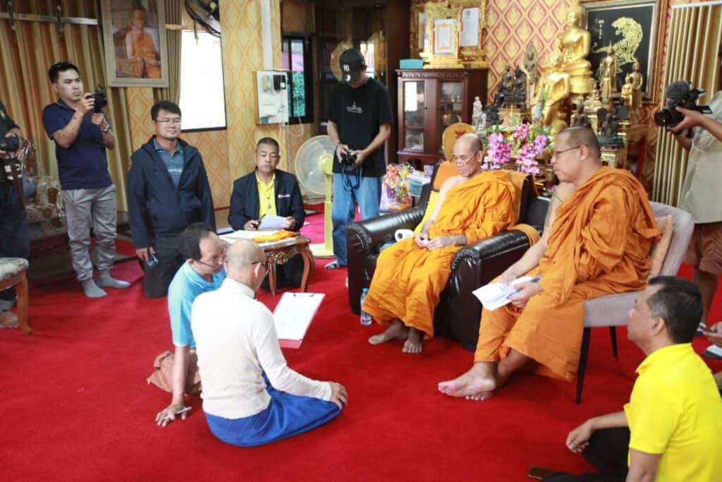 หลวงพี่น้ำฝน ประสาน กอ.รมน.นครปฐม ปกครองนครปฐม สน.พุทธนครปฐมบุกจับอีกแล้ว หลวงตา WFH แอบบวชนอนบ้าน ขับเก๋งบิณฑบาตรข้ามจังหวัด หลวงพี่น้ำฝน ประสาน กอ.รมน.นครปฐม ปกครองนครปฐม สน.พุทธนครปฐมบุกจับอีกแล้ว หลวงตา WFH แอบบวชนอนบ้าน ขับเก๋งบิณฑบาตรข้ามจังหวัด