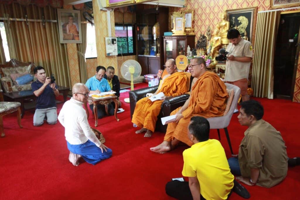 หลวงพี่น้ำฝน ประสาน กอ.รมน.นครปฐม ปกครองนครปฐม สน.พุทธนครปฐมบุกจับอีกแล้ว หลวงตา WFH แอบบวชนอนบ้าน ขับเก๋งบิณฑบาตรข้ามจังหวัด หลวงพี่น้ำฝน ประสาน กอ.รมน.นครปฐม ปกครองนครปฐม สน.พุทธนครปฐมบุกจับอีกแล้ว หลวงตา WFH แอบบวชนอนบ้าน ขับเก๋งบิณฑบาตรข้ามจังหวัด