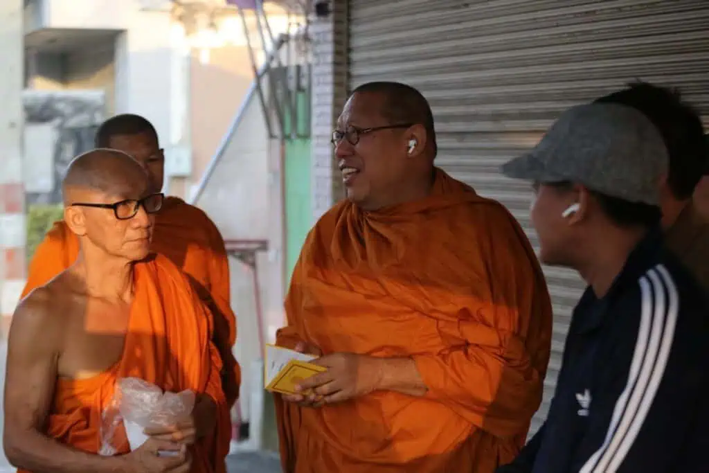 หลวงพี่น้ำฝน ประสาน กอ.รมน.นครปฐม ปกครองนครปฐม สน.พุทธนครปฐมบุกจับอีกแล้ว หลวงตา WFH แอบบวชนอนบ้าน ขับเก๋งบิณฑบาตรข้ามจังหวัด