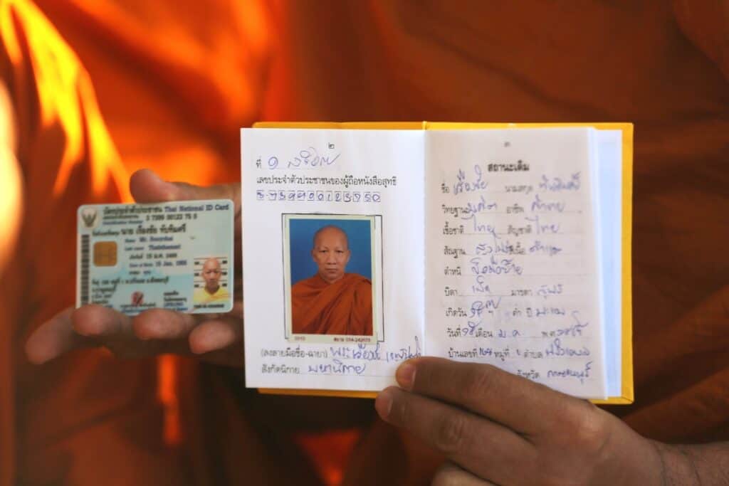 หลวงพี่น้ำฝน ประสาน กอ.รมน.นครปฐม ปกครองนครปฐม สน.พุทธนครปฐมบุกจับอีกแล้ว หลวงตา WFH แอบบวชนอนบ้าน ขับเก๋งบิณฑบาตรข้ามจังหวัด หลวงพี่น้ำฝน ประสาน กอ.รมน.นครปฐม ปกครองนครปฐม สน.พุทธนครปฐมบุกจับอีกแล้ว หลวงตา WFH แอบบวชนอนบ้าน ขับเก๋งบิณฑบาตรข้ามจังหวัด