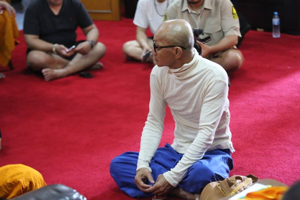 หลวงพี่น้ำฝน ประสาน กอ.รมน.นครปฐม ปกครองนครปฐม สน.พุทธนครปฐมบุกจับอีกแล้ว หลวงตา WFH แอบบวชนอนบ้าน ขับเก๋งบิณฑบาตรข้ามจังหวัด หลวงพี่น้ำฝน ประสาน กอ.รมน.นครปฐม ปกครองนครปฐม สน.พุทธนครปฐมบุกจับอีกแล้ว หลวงตา WFH แอบบวชนอนบ้าน ขับเก๋งบิณฑบาตรข้ามจังหวัด