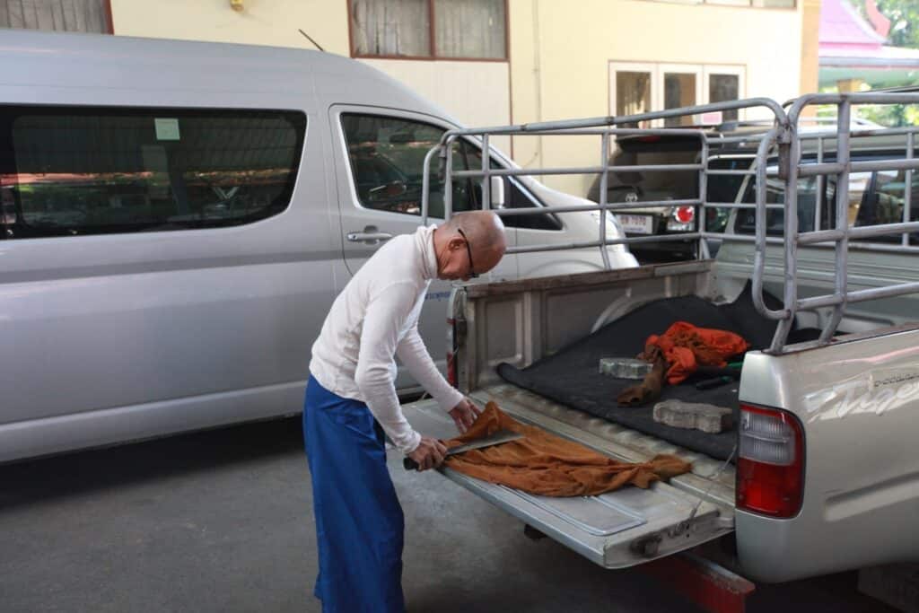 หลวงพี่น้ำฝน ประสาน กอ.รมน.นครปฐม ปกครองนครปฐม สน.พุทธนครปฐมบุกจับอีกแล้ว หลวงตา WFH แอบบวชนอนบ้าน ขับเก๋งบิณฑบาตรข้ามจังหวัด หลวงพี่น้ำฝน ประสาน กอ.รมน.นครปฐม ปกครองนครปฐม สน.พุทธนครปฐมบุกจับอีกแล้ว หลวงตา WFH แอบบวชนอนบ้าน ขับเก๋งบิณฑบาตรข้ามจังหวัด