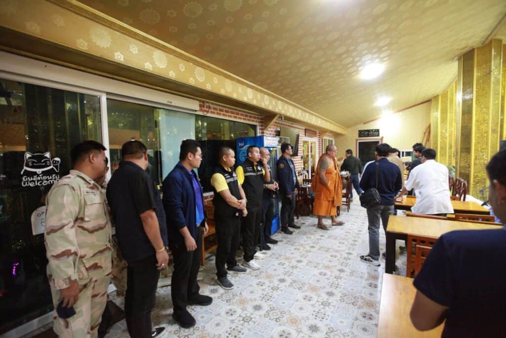 หลวงพี่น้ำฝน ประสาน กอ.รมน.นครปฐม ปกครองนครปฐม สน.พุทธนครปฐมบุกจับอีกแล้ว หลวงตา WFH แอบบวชนอนบ้าน ขับเก๋งบิณฑบาตรข้ามจังหวัด หลวงพี่น้ำฝน ประสาน กอ.รมน.นครปฐม ปกครองนครปฐม สน.พุทธนครปฐมบุกจับอีกแล้ว หลวงตา WFH แอบบวชนอนบ้าน ขับเก๋งบิณฑบาตรข้ามจังหวัด