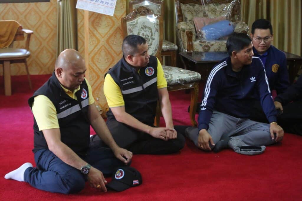 ทนายพจน์ นายกไวยาวัจกร ทวงถามเจ้าอาวาสวัดสามชุก อะไรถึงไม่ฟันธงพระปีนเสา ทนายพจน์ นายกไวยาวัจกร ทวงถามเจ้าอาวาสวัดสามชุก อะไรถึงไม่ฟันธงพระปีนเสา